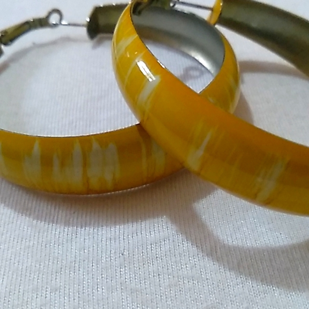 Yellow and white stripes earrings